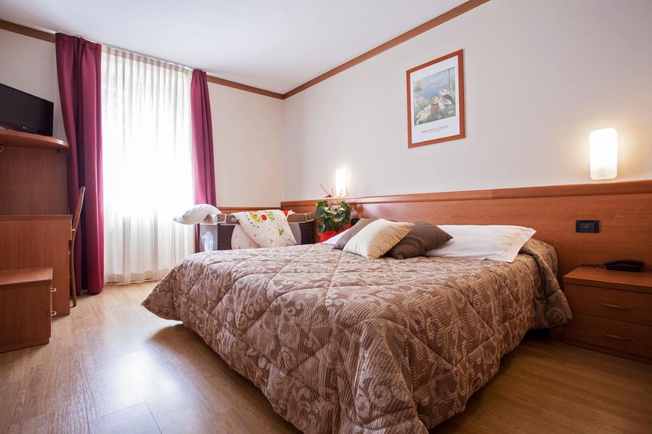 Hotel Vittoria Фольгарія Екстер'єр фото
