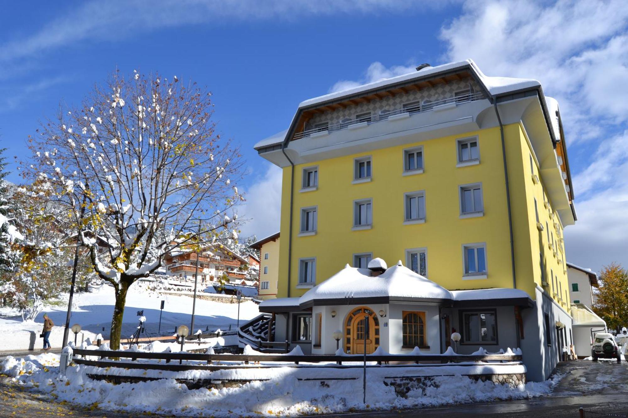 Hotel Vittoria Фольгарія Екстер'єр фото